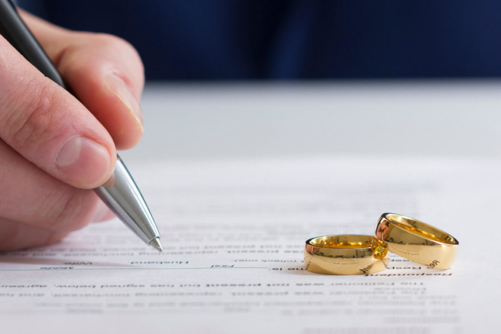 Signing divorce paperwork header image